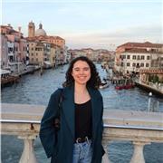 Profesora apasionada y dedicada, con formación internacional en Historia del Arte, con formación en Madrid y Venecia.